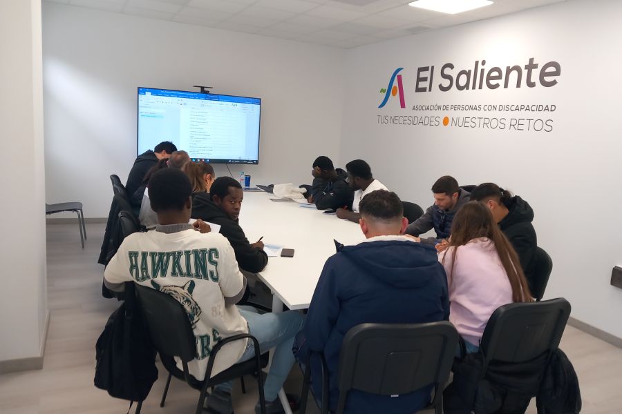 Noticia: El Saliente y Fundación La Caixa impulsan formación en limpieza profesional para abrir puertas al empleo